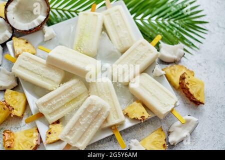 Pop-sutes végétaliennes faites maison avec du lait de coco et de l'ananas. Délicieux en-cas d'été sain Banque D'Images