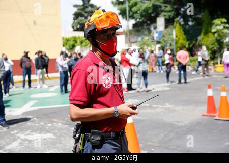 MEXICO, MEXIQUE - JUIN 21 : les citoyens mexicains participent à l'exercice annuel du tremblement de terre avec l'hypothèse d'un tremblement de terre de grande ampleur ; Les gens ont été coordonnés par la Société nationale de protection civile, dans le but d'améliorer l'évacuation des bâtiments et de renforcer les actions préventives en cas de catastrophe le 21 juin 2021 à Mexico, Mexique. Crédit : Angel Morales Rizo/Groupe Eyepix/accès photo Banque D'Images