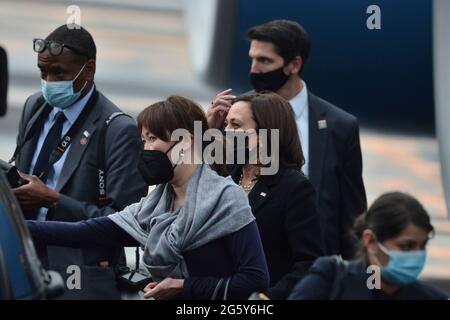 MEXICO, MEXIQUE - 8 JUIN : Le vice-président américain Kamala Harris arrive à l'aéroport international Benito Juarez, pour retourner à la base conjointe Andrews à Washington, D.C., après avoir rencontré les autorités mexicaines pour parler de la politique d'immigration dans le cadre de sa visite officielle au Mexique le 8 juin 2021 à Mexico, Mexique. Crédit : Carlos Tischler/Eyepix Group/The photo Access Banque D'Images