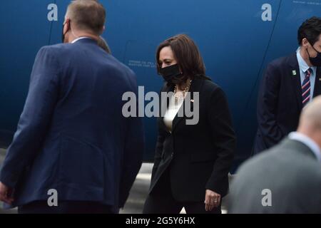 MEXICO, MEXIQUE - 8 JUIN : Le vice-président américain Kamala Harris arrive à l'aéroport international Benito Juarez, pour retourner à la base conjointe Andrews à Washington, D.C., après avoir rencontré les autorités mexicaines pour parler de la politique d'immigration dans le cadre de sa visite officielle au Mexique le 8 juin 2021 à Mexico, Mexique. Crédit : Carlos Tischler/Eyepix Group/The photo Access Banque D'Images