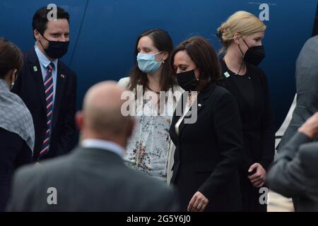 MEXICO, MEXIQUE - 8 JUIN : Le vice-président américain Kamala Harris arrive à l'aéroport international Benito Juarez, pour retourner à la base conjointe Andrews à Washington, D.C., après avoir rencontré les autorités mexicaines pour parler de la politique d'immigration dans le cadre de sa visite officielle au Mexique le 8 juin 2021 à Mexico, Mexique. Crédit : Carlos Tischler/Eyepix Group/The photo Access Banque D'Images