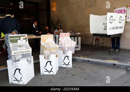 MEXICO, MEXIQUE - JUIN 6 : vue générale des urnes électorales pendant les élections fédérales du Mexique pour les députés fédéraux, les députations au congrès de Mexico et aux maires du Mexique le 6 juin 2021 à Mexico, Mexique. Crédit : Luis Barron/Groupe Eyepix/accès photo Banque D'Images