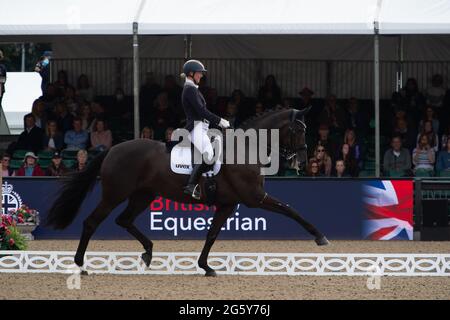 Windsor, Berkshire, Royaume-Uni. 30 juin 2021. Laura Tomlinson manèges jument noir DSP Rose de Bavière connu sous le nom de Betty. Situé dans le domaine privé du château de Windsor, 1,000 invités chanceux ont pu assister aujourd'hui aux épreuves de Tokyo des membres des équipes de dressage olympique GB et d'Evanting olympique GB avant de partir pour les Jeux Olympiques de 2021 à Tokyo. Le Royal Windsor Horse Show ouvre officiellement demain le mercredi 1er juillet 2021 et se déroule jusqu'au dimanche soir. Crédit : Maureen McLean/Alay Live News Banque D'Images