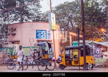 Pilotes de Rickshaw Indian cycle et Auto Rickshaw attendant les tarifs après le coucher du soleil, Trichy, Tamil Nadu, Inde Banque D'Images