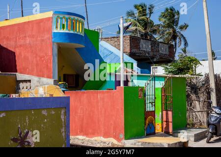 Maison indienne colorée peinte avec des couleurs vives, Puducherry (Pondichéry), Tamil Nadu, Inde Banque D'Images