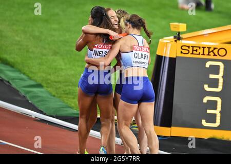 Femmes relais 4x400 : Grande-Bretagne (médaille d'argent), Zoey Clark, Laviai Nielsen, Eilidh Doyle, Emily Diamond. Championnats du monde de l'IAAF Londres 2017 Banque D'Images