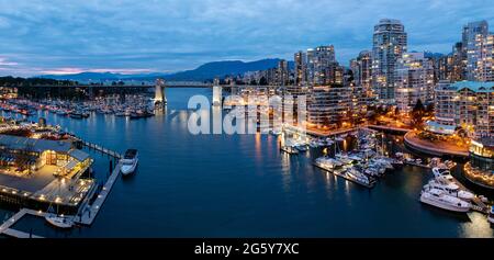 Vue nocturne du centre-ville de Vancouver, y compris Granville Island et le pont de la rue Burrard Banque D'Images