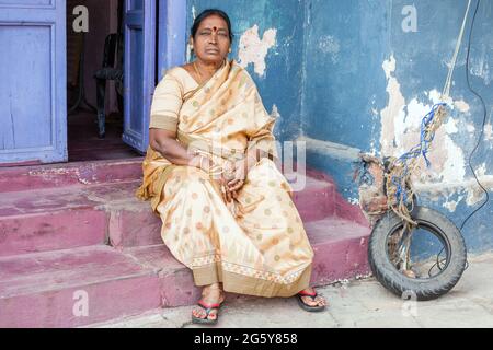 Portrait de femme hindouiste indienne âgée assise sur les marches à l'extérieur de sa maison, Puducherry (Pondichéry), Tamil Nadu, Inde Banque D'Images