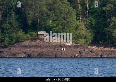 Loch Venachar, Loch. Lomonnd et Trossachs National Park, Écosse, Royaume-Uni. 30 juin 2021. PHOTO : les gens sur l'eau paddle-board, le kayak, la natation sauvage et profiter du temps chaud d'été pendant une période où les lochs écossais sont épuisés d'eau. La grande plage de stoney se révèle autour du loch qui serait normalement complètement sous l'eau mais avec le temps sec et chaud, il n'y a rien à remplacer l'eau évaporante. Crédit : Colin Fisher/Alay Live News Banque D'Images