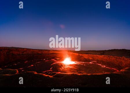 Lave rouge du volcan Erta Ale en Éthiopie Banque D'Images