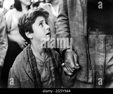 'Enzo Staiola, sur le tournage du film italien, ''Bicycle Thieves'' titre italien : ''Ladri Di Biciclette'', ''Ente Nazionale Industrie Cinematografiche'', 1948' Banque D'Images