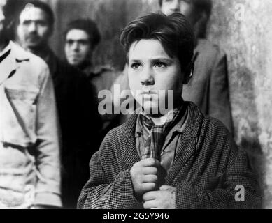 'Enzo Staiola, sur le tournage du film italien, ''Bicycle Thieves'' titre italien : ''Ladri Di Biciclette'', ''Ente Nazionale Industrie Cinematografiche'', 1948' Banque D'Images