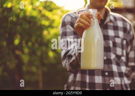 Farmer holding un lait naturel frais en bouteille Banque D'Images