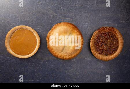 Un ensemble de table des fêtes avec diverses saveurs de tartes fraîches Banque D'Images