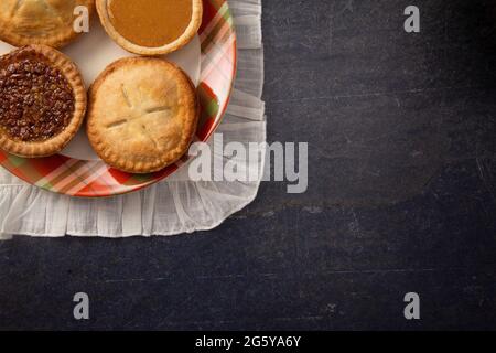 Un ensemble de table des fêtes avec diverses saveurs de tartes fraîches Banque D'Images