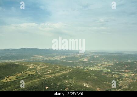 Photo du panorama du massif de la montagne Sainte victoire et de la provence en été depuis le sommet entouré par un panorama typique de la Provence. Montagne Sai Banque D'Images