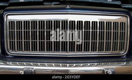 Un gros plan extrême d'un gril dans une vieille voiture Banque D'Images