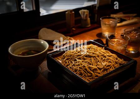 Un déjeuner traditionnel composé de nouilles ramen froides se trouve sur un plan d'examen dans la banlieue de Roppongi à Tokyo, au Japon. Banque D'Images