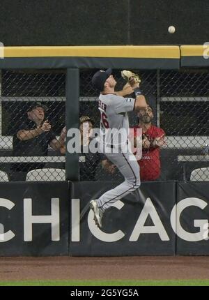 Chicago, États-Unis. 30 juin 2021. Le joueur de terrain droit des Twins du Minnesota Max Kepler (26) tente de prendre le premier baseman des White Sox de Chicago, José Abreu (79), lors de la troisième séance de baseball au terrain de baseball à taux garanti à Chicago, le mercredi 30 juin 2021. Crédit : UPI/Alay Live News Banque D'Images