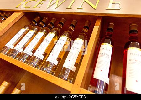Niagara-on-the-Lake, Ontario, Canada, 20 avril 2021 : célèbre vin de glace de Niagara exposé dans un domaine viticole haut de gamme Banque D'Images