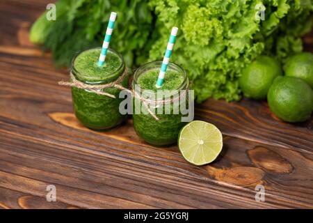 Smoothie aux fruits verts fraîchement mixés dans un bol en verre avec paille. Banque D'Images