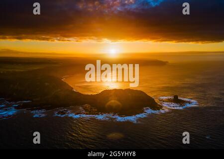 Lever du soleil tôt le matin au-dessus de la vue épique sur l'océan rocheux de Cape Schanck dans Victoria Australie Banque D'Images