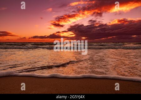 Une vue sur la plage magnifique coucher de soleil surplombant les nuages spectaculaires et la mer depuis le rez-de-chaussée Banque D'Images