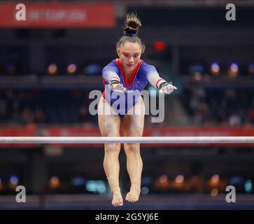 25 juin 2021: Emma Malabuyo exécute un mouvement de libération sur les barres parallèles inégales pendant le jour 1 des 2021 épreuves de l'équipe olympique de gymnastique des femmes des États-Unis au Dome au centre de l'Amérique à St. Louis, Mo. Kyle Okita/CSM Banque D'Images