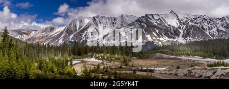 Panorama photo des sommets enneigés de Parker Ridge le long de la promenade Icefields dans le parc national Jasper, Alberta, Canada Banque D'Images