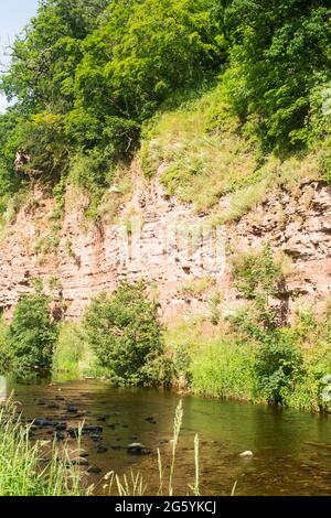 Affleurements de grès rouge au bord de la rivière Jed Water à Jedburgh, en Écosse, au Royaume-Uni Banque D'Images