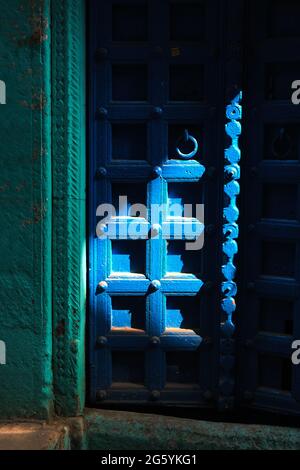 Vieille maison verte mur avec porte bleue à Varanasi rue Banque D'Images