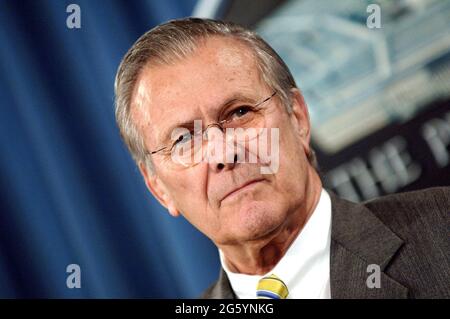 Photo du dossier datée du 21 février 2006, le secrétaire à la Défense, Donald H. Rumsfeld, et le président des chefs d'état-major interarmées, le général Peter Pace, organisent une séance d'information du Département de la Défense dans la salle d'information du Département de la Défense, au Pentagone, en Virginie. Donald Rumsfeld, l'architecte erbe de la guerre en Irak et un maître de Washington, qui a été le secrétaire américain à la Défense de deux présidents, est décédé à l'âge de 88 ans. Photo par Olivier Douliery/ABACAPPRESS.COM Banque D'Images