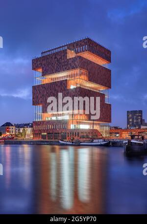 À ANVERS LE 5 JUIN 2018. Musée MAS Anvers au crépuscule. C'est le plus grand musée d'Anvers et l'un des sites architecturaux, situé dans un Banque D'Images