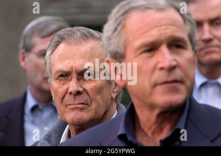 Photo du dossier datée du 12 juin 2006, Donald Rumsfeld, secrétaire à la Défense des États-Unis, regarde le président américain George W. Bush parler aux membres de la presse de ses rencontres avec les meilleurs conseillers à Camp David, la retraite présidentielle près de Thurmont, Maryland, États-Unis. Donald Rumsfeld, l'architecte erbe de la guerre en Irak et un maître de Washington, qui a été le secrétaire américain à la Défense de deux présidents, est décédé à l'âge de 88 ans. Photo par Evan F. Sisley/Pool via CNP/ABACAPRESS.COM Banque D'Images