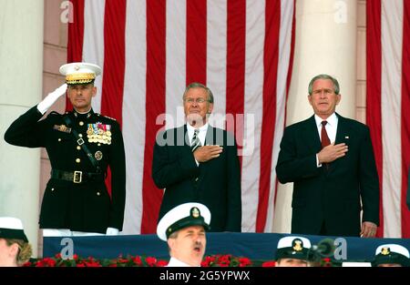 Photo du dossier en date du 29 mai 2006 du président des États-Unis George W. Bush, à droite, écoute l'hymne national avant de faire des remarques à l'occasion de la commémoration annuelle du jour du souvenir du cimetière national d'Arlington, à Arlington, en Virginie, aux États-Unis de gauche à droite : Le général Peter Pace, président des chefs d'état-major interarmées, le secrétaire américain à la Défense, Donald Rumsfeld, et le président Bush. Donald Rumsfeld, l'architecte erbe de la guerre en Irak et un maître de Washington, qui a été le secrétaire américain à la Défense de deux présidents, est décédé à l'âge de 88 ans. Photo par Banque D'Images