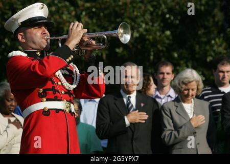 Photo du dossier datée du 11 septembre 2005 d'un bugler Marine sonne tapotant pendant le salut aux héros de 911 sur la pelouse sud de la Maison Blanche à Washinton, DC, USA . Le secrétaire à la Défense des États-Unis et Mme Donald Rumsfeld sont en arrière-plan. Donald Rumsfeld, l'architecte erbe de la guerre en Irak et un maître de Washington, qui a été le secrétaire américain à la Défense de deux présidents, est décédé à l'âge de 88 ans. Photo de Dennis Brack/Pool via CNP/ABACAPRESS.COM Banque D'Images