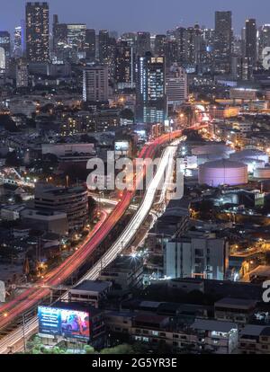 Bangkok, thaïlande - 21 juin 2021 : le paysage urbain du centre-ville de Bangkok dans le quartier des affaires avec des lumières lumineuses la nuit donnent à la ville un style moderne. S Banque D'Images