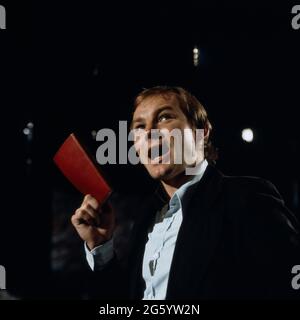 Klaus Maria Brandauer, österreichischer Schauspieler, Filmschauspieler, Theaterdarsteller, Ensemitglied und Regisisseur am Wiener Burgtheater, hier BEI einer Lesung, vers 1973. Acteur autrichien, acteur de cinéma, membre d'ensemble et réalisateur au Burgtheater de Vienne, ici à une lecture, vers 1973. Banque D'Images