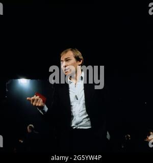 Klaus Maria Brandauer, österreichischer Schauspieler, Filmschauspieler, Theaterdarsteller, Ensemitglied und Regisisseur am Wiener Burgtheater, hier BEI einer Lesung, vers 1973. Acteur autrichien, acteur de cinéma, membre d'ensemble et réalisateur au Burgtheater de Vienne, ici à une lecture, vers 1973. Banque D'Images