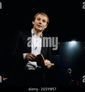 Klaus Maria Brandauer, österreichischer Schauspieler, Filmschauspieler, Theaterdarsteller, Ensemitglied und Regisisseur am Wiener Burgtheater, hier BEI einer Lesung, vers 1973. Acteur autrichien, acteur de cinéma, membre d'ensemble et réalisateur au Burgtheater de Vienne, ici à une lecture, vers 1973. Banque D'Images