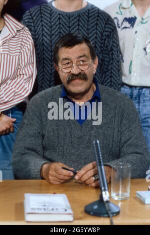 Günter Grass, deutscher Schriftsteller, Bildhauer, Maler und Grafiker, hier BEI einer Lesung, 1986. Günter Grass, écrivain, auteur, sculpteur, peintre et graphiste allemand, ici à une lecture, 1986. Banque D'Images