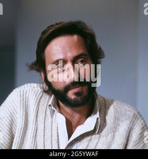 Helmut Dietl, deutscher Filmegisseur, Drehbuchautor und TV-Regisseur, drehte die erfolgreichen TV-Serien: Münchner Geschichten, Der ganz normal Wahnsinn, Monaco Franze und Kir Royal, Portrait 1987. Helmut Dietl, réalisateur allemand, scénariste et réalisateur de télévision, a réalisé la série télévisée à succès: Münchner Geschichten, Der ganz normal Wahnsinn, Monaco Franze et Kir Royal, portrait 1987. Banque D'Images