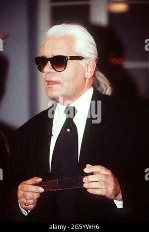 Karl Lagerfeld, deutscher Modeschöpfer, Designer und Fotograf, Aufnahme vers 1999. Karl Lagerfeld, designer de mode allemand, photographe, designer de costumes, photo vers 1999. Banque D'Images
