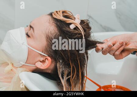 Après shampooing après application, soins capillaires dans le salon, technique de balayage. Nouveau Banque D'Images