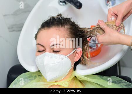 Après shampooing après application, soins capillaires dans le salon, technique de balayage. Nouveau Banque D'Images