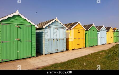 Huttes de plage colorées sur la plage à Littlehampton, West Sussex, Royaume-Uni Banque D'Images