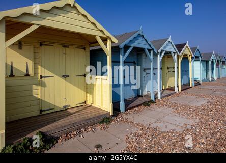 Huttes de plage colorées sur la plage à Littlehampton, West Sussex, Royaume-Uni Banque D'Images