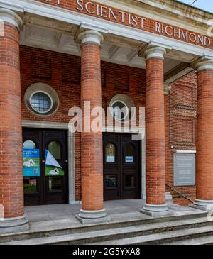 Première église du Christ, scientifique, Sheen Rd, Richmond, Londres, Royaume-Uni; construit entre 1939 et 1953 par W. Braxton Sinclair. Brique rouge avec détails baroques Banque D'Images