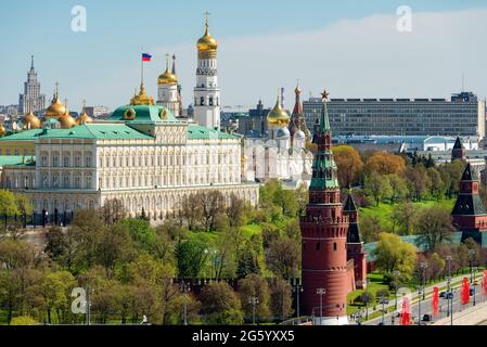 Vue aérienne du Kremlin de Moscou et du Grand Palais du Kremlin le jour du printemps Banque D'Images