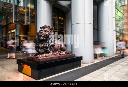 Les célèbres lions devant la banque HSBC, le quartier financier central, Hong Kong, Chine. Banque D'Images